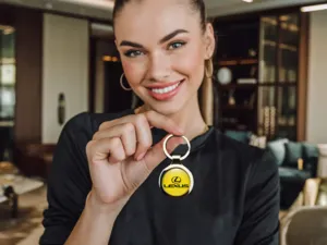 Lexus Portallaves Acabado Metálico Robusto